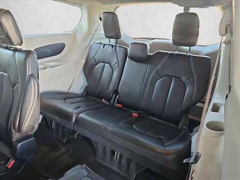 Used 2023 Chrysler Pacifica Touring-L FWD image 25