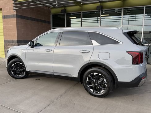 Used 2024 Kia Sorento S w/ Panoramic Sunroof Package image 5