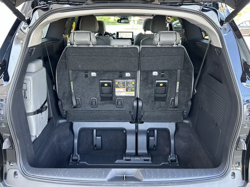 Used 2025 Toyota Sienna XLE FWD image 24
