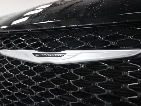 Used 2024 Chrysler Pacifica Touring-L FWD image 4