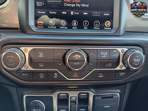 Used 2022 Jeep Wrangler Unlimited Sahara AWD/4WD image 21