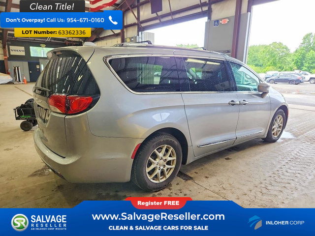 Used 2020 Chrysler Pacifica Touring-L FWD image 4