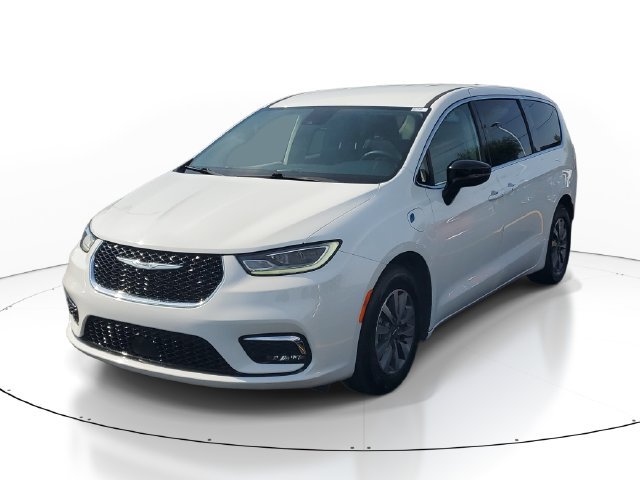 Used 2024 Chrysler Pacifica Limited FWD image 2