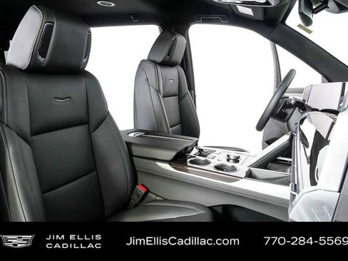 Used 2025 Cadillac Escalade Luxury image 24