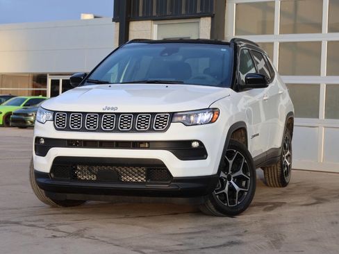 Used 2025 Jeep Compass Limited image 3
