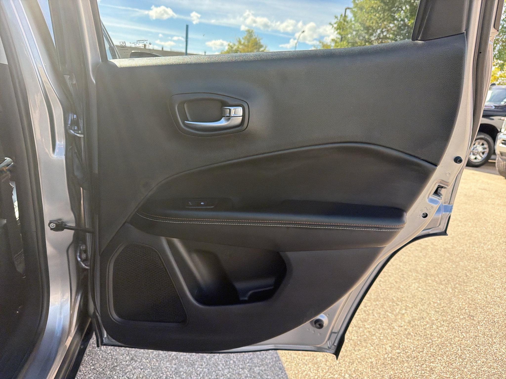 Used 2019 Jeep Compass Latitude w/ Cold Weather Group AWD/4WD image 18