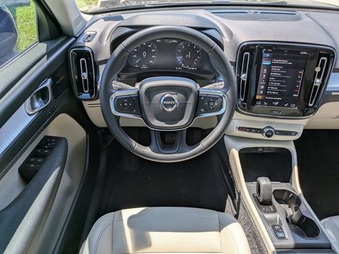 Certified 2022 Volvo XC40 T4 Momentum FWD image 16
