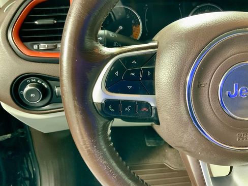 Used 2017 Jeep Renegade Latitude w/ Popular Equipment Group image 20