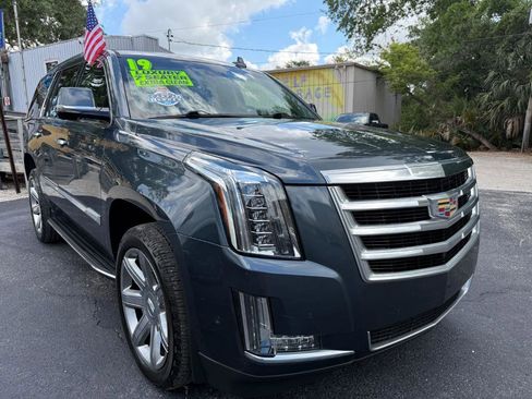 Used 2019 Cadillac Escalade Luxury RWD image 1