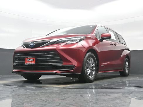 Used 2021 Toyota Sienna LE image 29