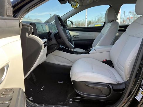 Certified 2025 Hyundai Tucson SE image 10