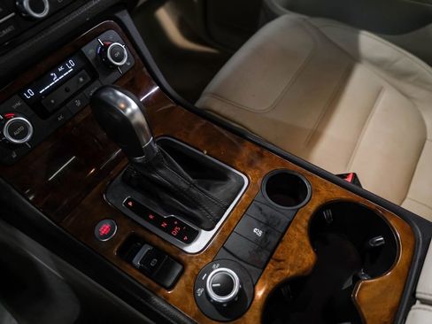 Used 2014 Volkswagen Touareg Sport image 26