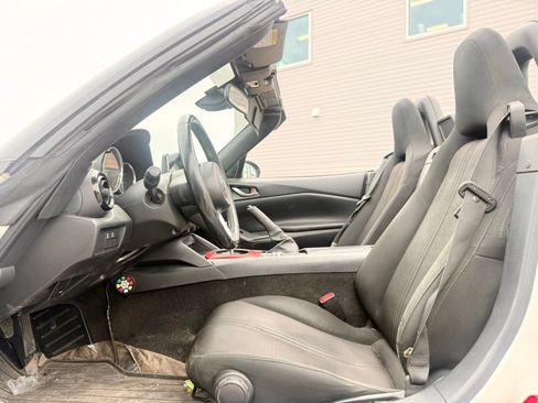 Used 2020 MAZDA MX-5 Miata Sport RWD image 27