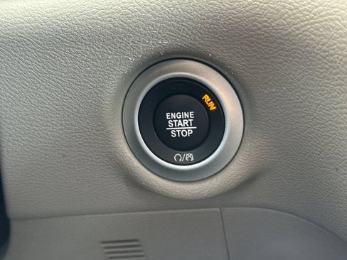Used 2022 Chrysler Voyager LX FWD image 33