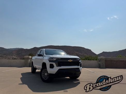Used 2024 Chevrolet Colorado LT AWD/4WD image 2