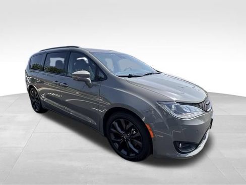 Used 2020 Chrysler Pacifica Limited w/ Advanced Safetytec Group FWD image 9