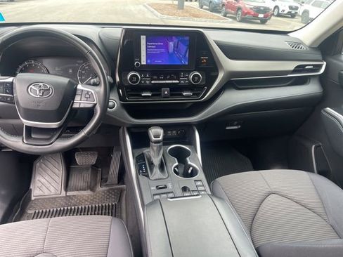 Used 2024 Toyota Highlander LE image 19