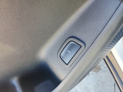 Used 2025 Chevrolet Traverse LT image 23