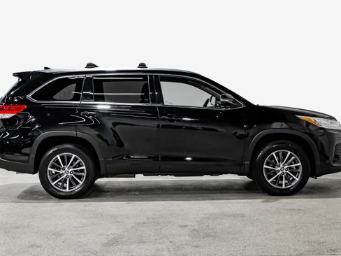Used 2019 Toyota Highlander XLE FWD image 5