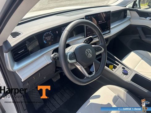 Used 2025 Volkswagen Tiguan SE w/ Panoramic Sunroof Package image 14