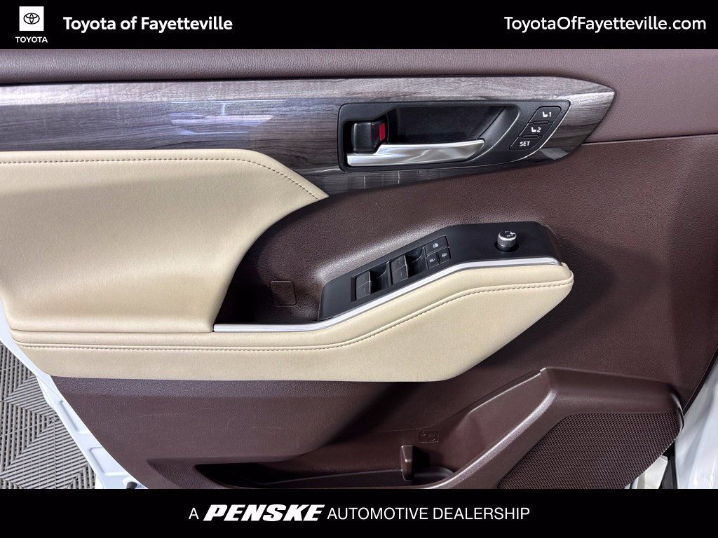 Used 2021 Toyota Highlander Limited FWD image 33
