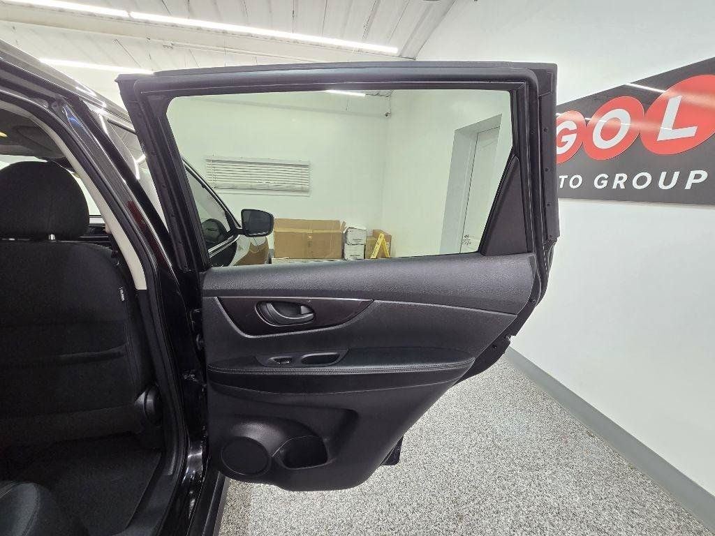 Used 2020 Nissan Rogue S FWD image 30