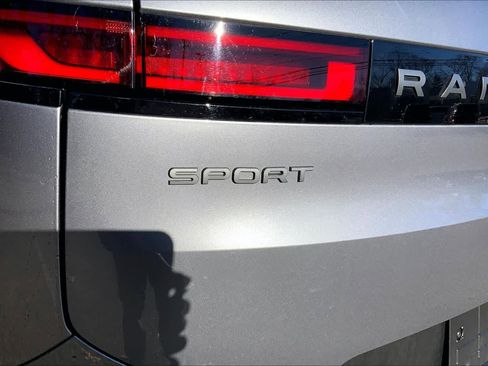 Used 2023 Land Rover Range Rover Sport SE image 9