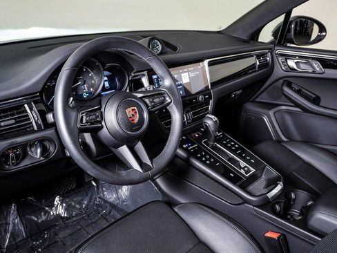 Certified 2025 Porsche Macan image 4