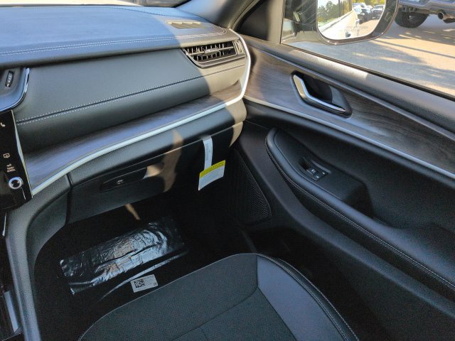 New 2027 Jeep Grand Cherokee Altitude RWD image 15