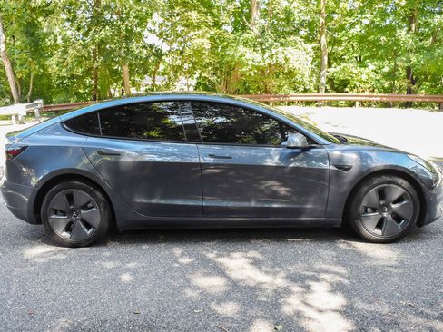Used 2022 Tesla Model 3 Standard Range image 10