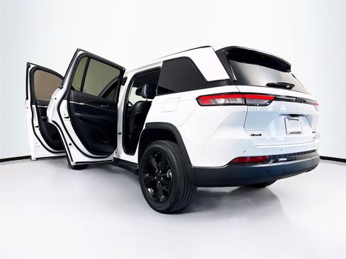 Used 2023 Jeep Grand Cherokee Limited w/ Black Appearance Package AWD/4WD image 43