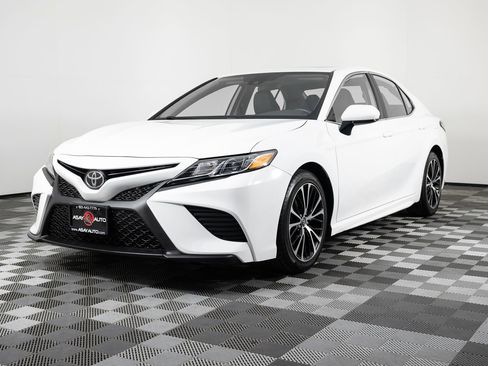 Used 2019 Toyota Camry SE image 2