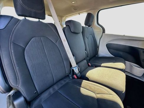 Used 2018 Chrysler Pacifica Touring Plus w/ Tire & Wheel Group FWD image 31