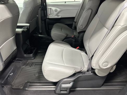 Used 2025 Toyota Sienna XLE AWD/4WD image 48