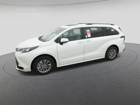 New 2026 Toyota Sienna XLE image 2