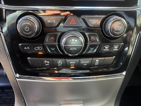 Used 2022 Jeep Grand Cherokee Limited image 23