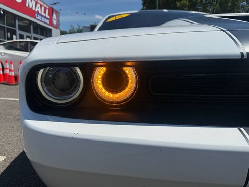 Used 2015 Dodge Challenger SRT w/ Technology Group RWD image 8