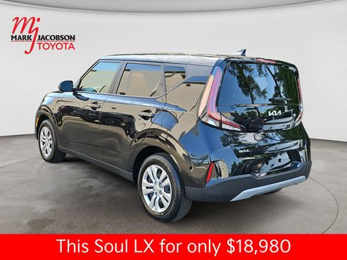 Used 2025 Kia Soul LX FWD image 14