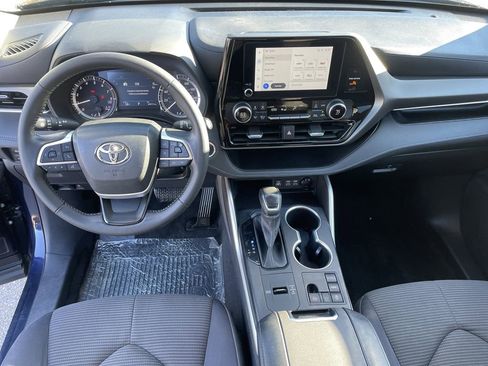 Used 2023 Toyota Highlander LE FWD image 15