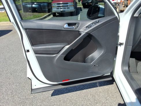 Used 2017 Volkswagen Tiguan SEL FWD image 21