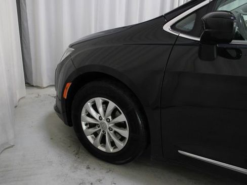 Used 2018 Chrysler Pacifica Touring-L Plus FWD image 37