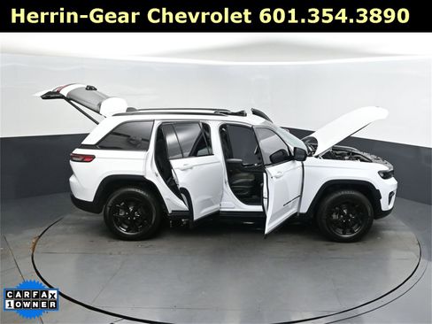 Used 2025 Jeep Grand Cherokee Altitude image 50