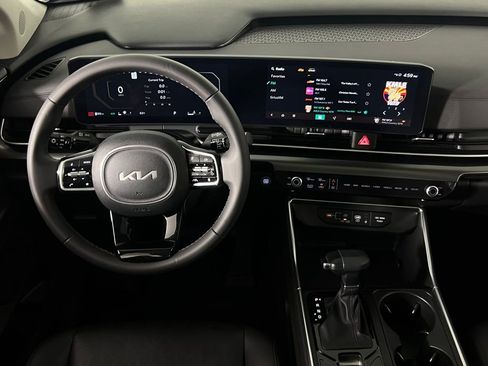 Used 2025 Kia Carnival SX w/ SX Dark Edition Package image 19