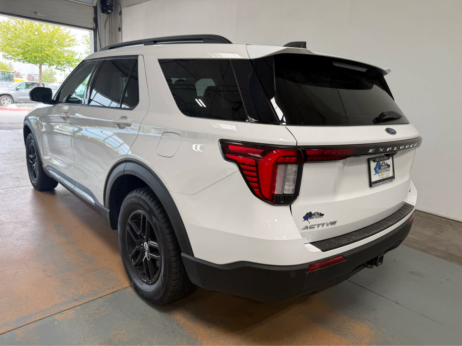 Used 2025 Ford Explorer Active AWD/4WD image 3