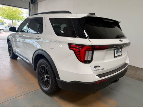 Used 2025 Ford Explorer Active AWD/4WD image 3