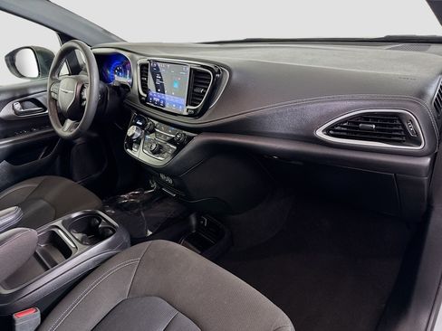 Used 2023 Chrysler Pacifica Touring FWD image 30