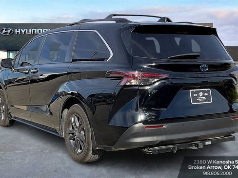 Used 2024 Toyota Sienna XSE image 7