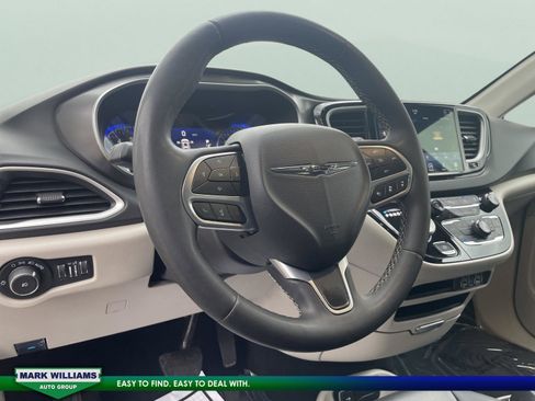 Used 2024 Chrysler Pacifica Touring-L image 15