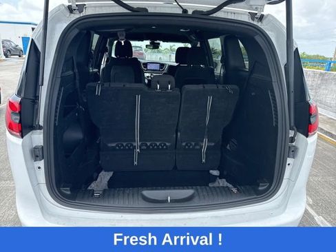 Used 2024 Chrysler Pacifica Touring FWD image 5