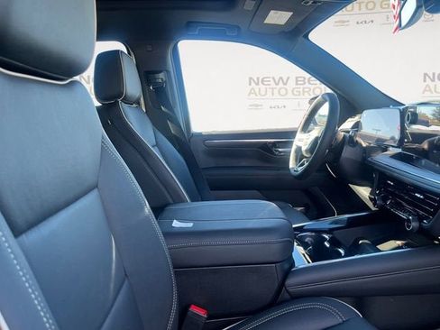 New 2026 Chevrolet Suburban Premier w/ Sun And Tow Package AWD/4WD image 15